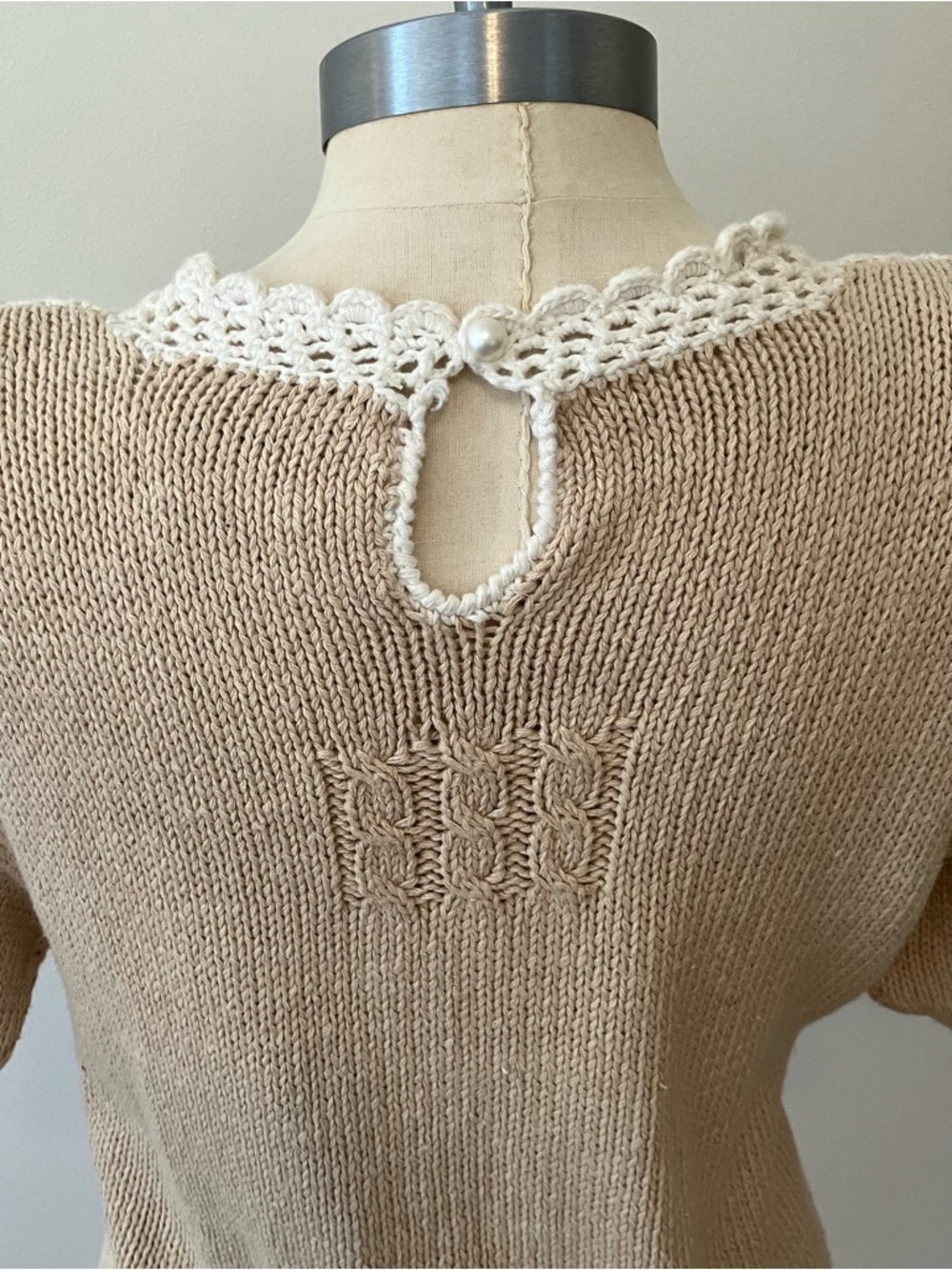 VTG Womens Tan Sz. S Sweater Embroidered Flowers Lace Crochet Short Sleeve - Picture 4 of 6
